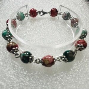 Elegant Red and Green Bracelet with Silver Details (8MCE01)